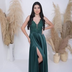 vestido verde profundo con su corset bordado en encaje y transparencias