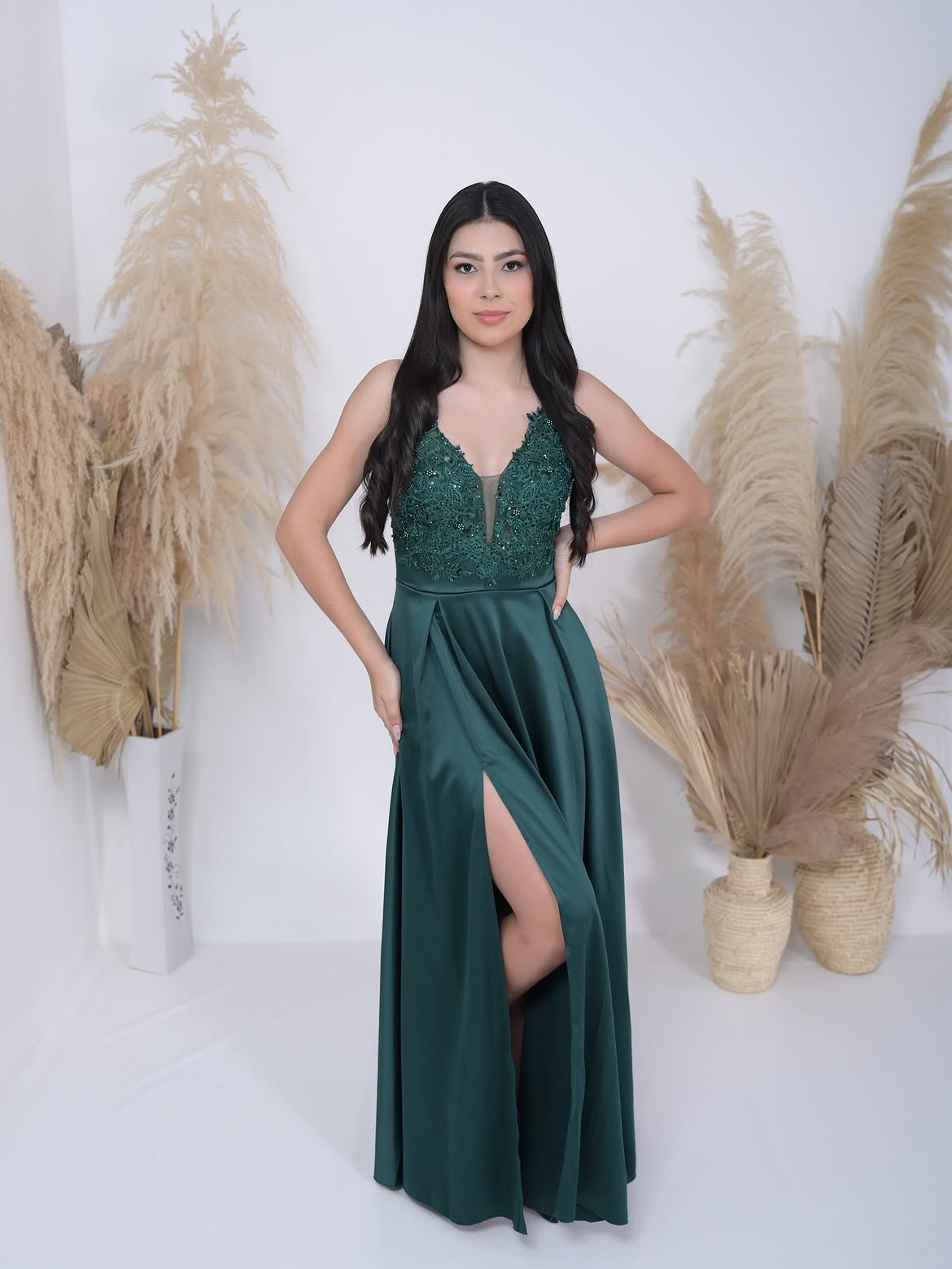 vestido verde profundo con su corset bordado en encaje y transparencias