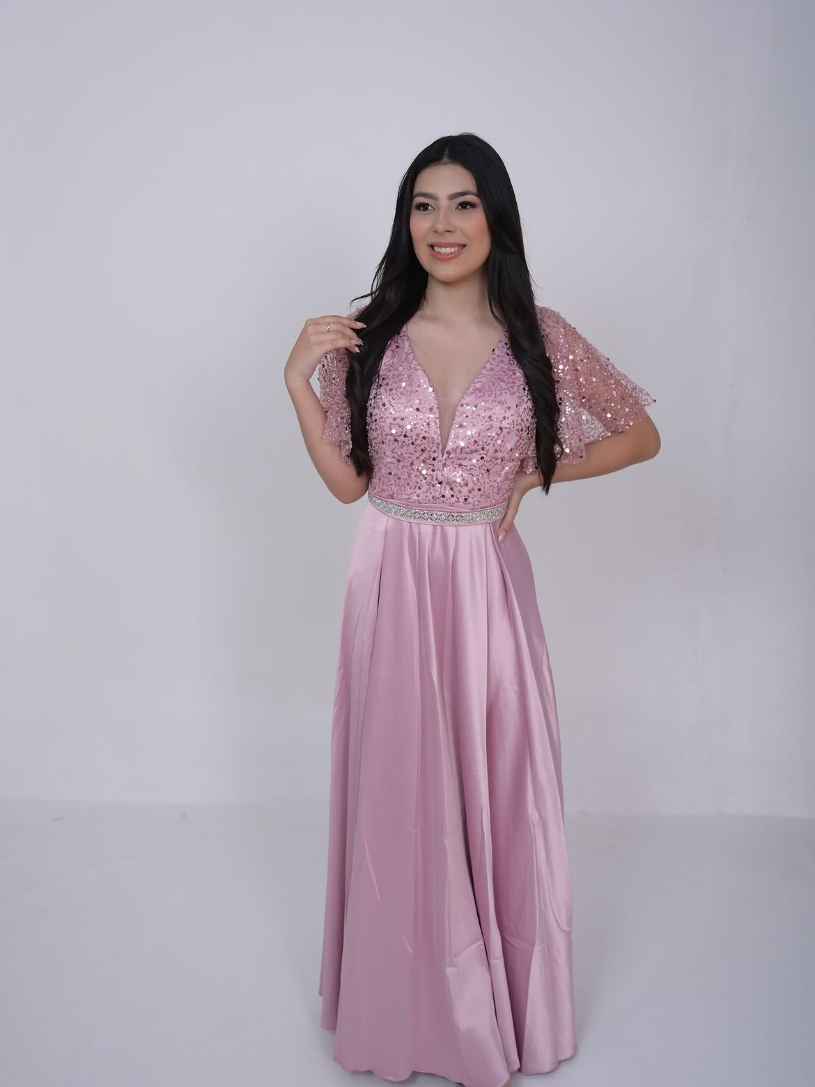 estido largo rosa con brillo y mangas elegantes